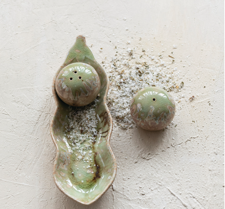 Peas in a Pod Shaped Salt & Pepper Shakers